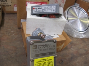 LOT TO INCLUDE: (4) ASSEMBLY, MOVEMENT TYPE. FOR FOXBORO INSTRUMENTS, (3) SWITCH, LIMIT TYPE, 2NO 2NC CONTACT, 600VAC 120VAC 20AMP ELEC RATING, ROTARY ACTUATOR, DPDT ACTION, OIL TIGHT ENCLOSURE. SNAP-LOCK WITH LEVER, (1) HORN, ALARM, 120VAC RATING, 100DBA@10', WALL MOUNT, NEMA 4X, CURRENT 0.18A, 5.3" SQUARE, 2.7LBS, (1) HORN, 24VDC, 99DB AT 10 FT RATING, 450D KIND, (1) ASSEMBLY, DISC, SOFT SEAT KIND. LOADING & HANDLING FEE $15-4134